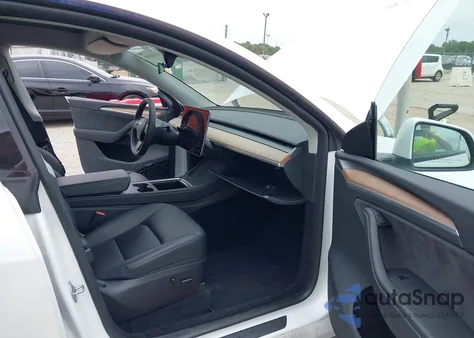 2023 Tesla Model Y Awd/Long Range Dual Motor All-Wheel Drive z USA, uszkodzony, nr VIN 7SAYGDEE9PA139906